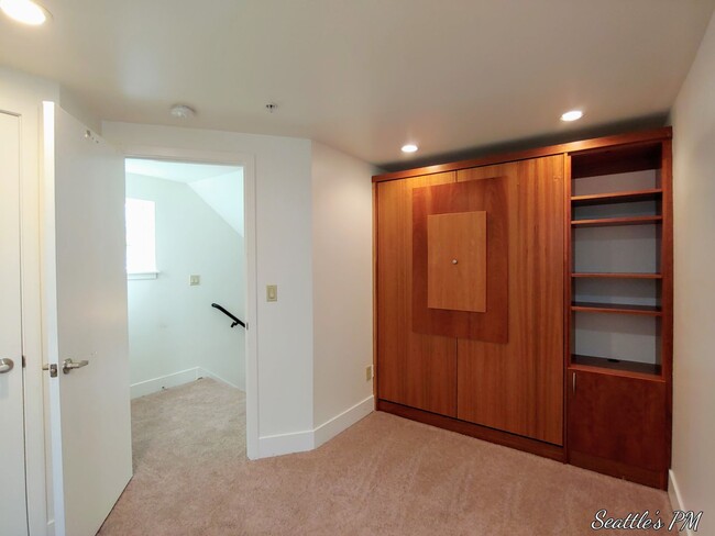 Building Photo - Stunning 3 Bedroom Townhouse in Greenlake!