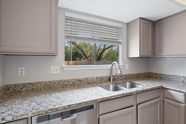 Building Photo - 13357 Water Oak Ln