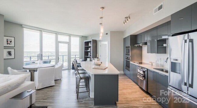 Building Photo - 225 S Poplar St