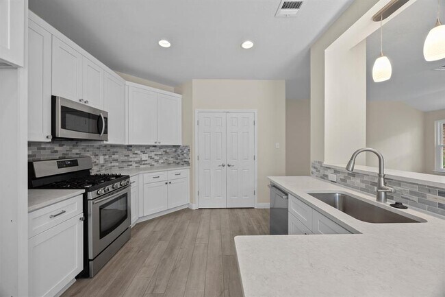 Building Photo - 1617 Abbey Ln