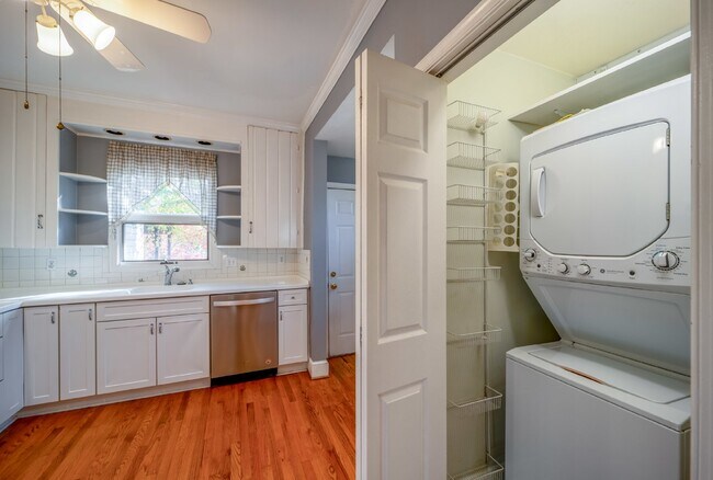 Building Photo - Historic Elegance in Old Town Alexandria