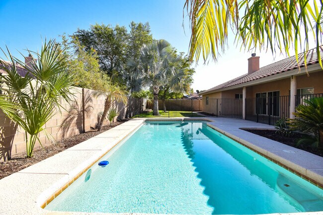 Building Photo - 8406 E Lorenzo Ln