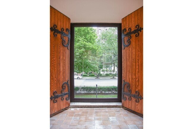 Building Photo - 492 Beacon St