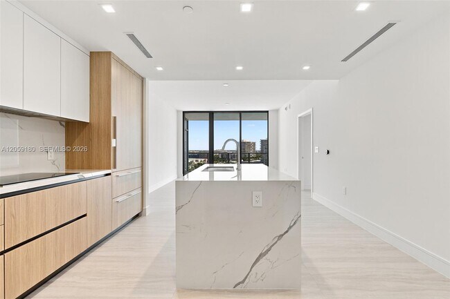 Building Photo - 2411 Laguna Cir