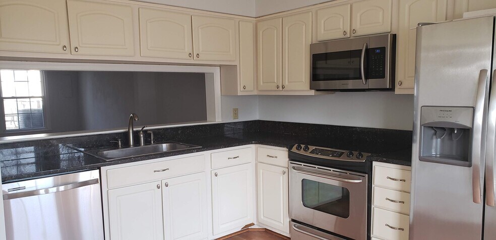 Large Eat-In Kitchen - 4612 Stonebridge Ln