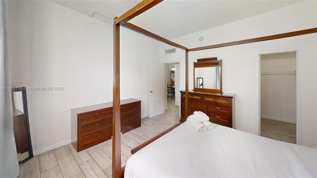 Building Photo - 4001 S Ocean Dr