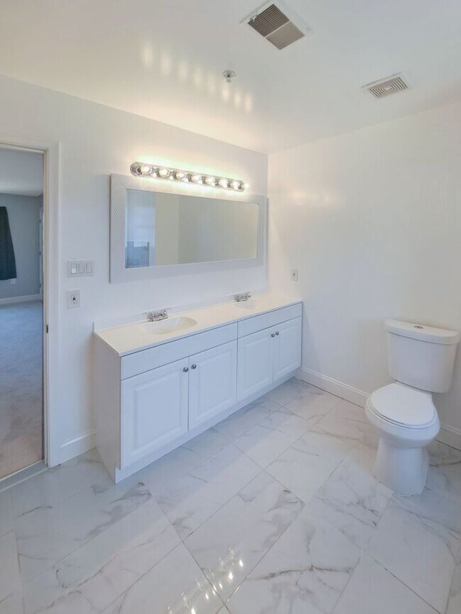 Building Photo - Amazing 4 Bedroom, 4 Bath SFH Corner Lot, ...