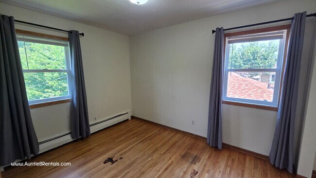 Building Photo - Great 2BR Duplex with a yard, Minneapolis - Bilingual landlords - open to S8