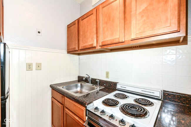 Building Photo - 590 Woodruff Pl W Dr