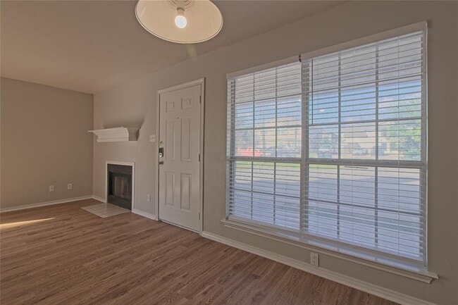 Building Photo - 2211 Creekside Ln