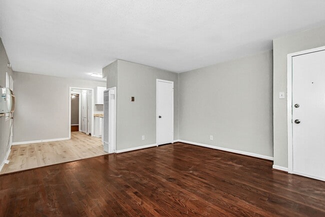 Building Photo - 1 Bedroom, 1 Bath Apartment in historic Munger Place!