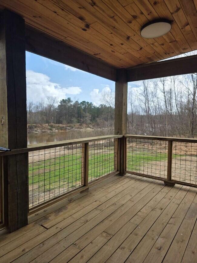 Building Photo - Beautiful peaceful 2/1 for rent! Fully furnished