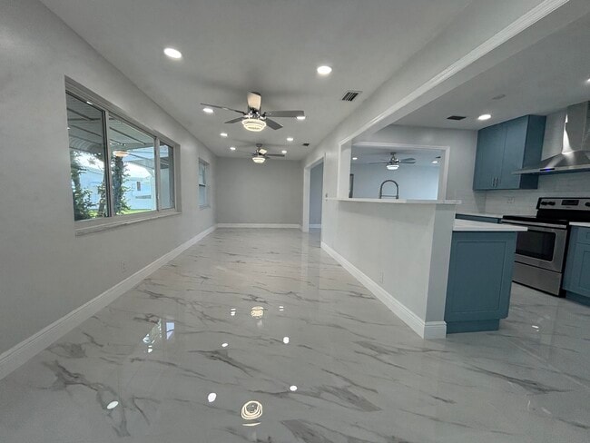 Building Photo - 1307 SW 24th St