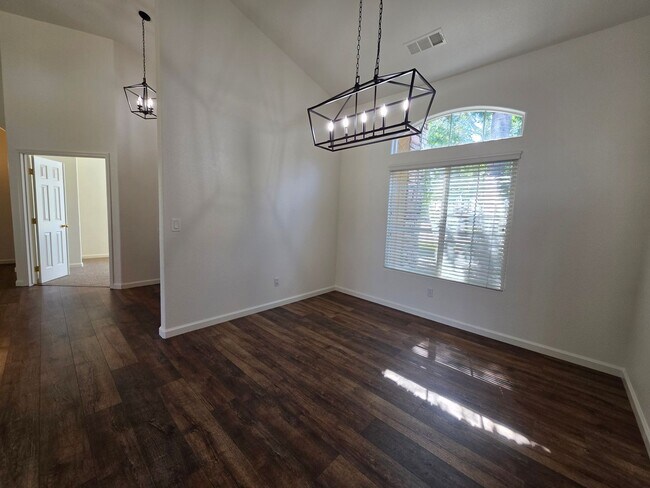 Building Photo - 3 bedroom 2 bathroom in a desirable SE Vis...