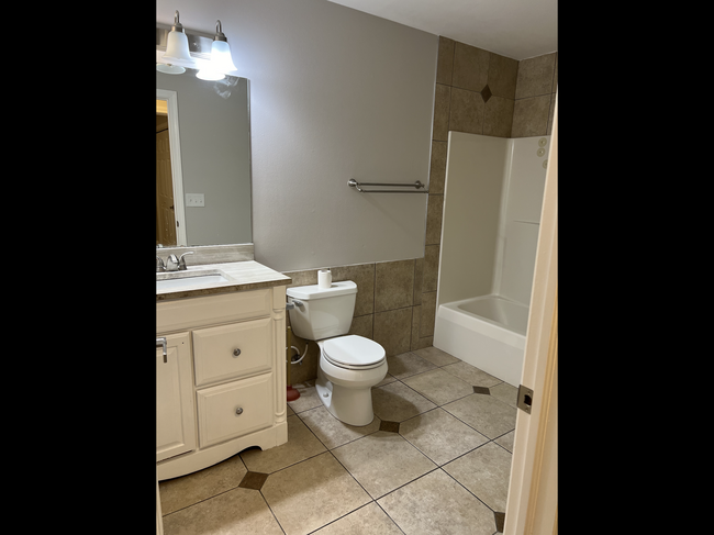 Full bathroom - 4601 52nd Ave