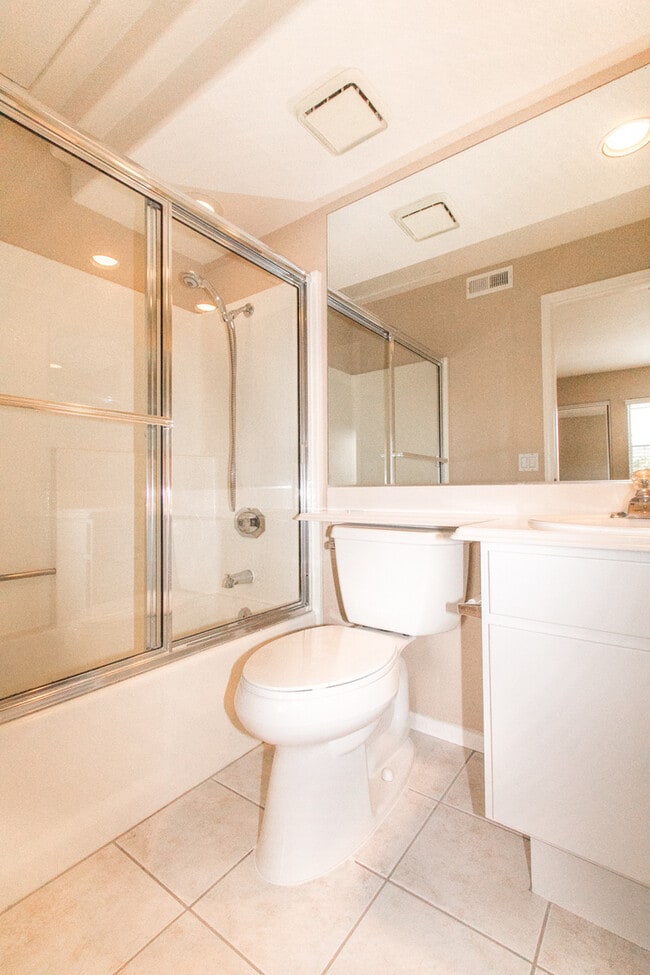 Building Photo - Tri-Level 3 bedroom 3 bath Home in Heart o...