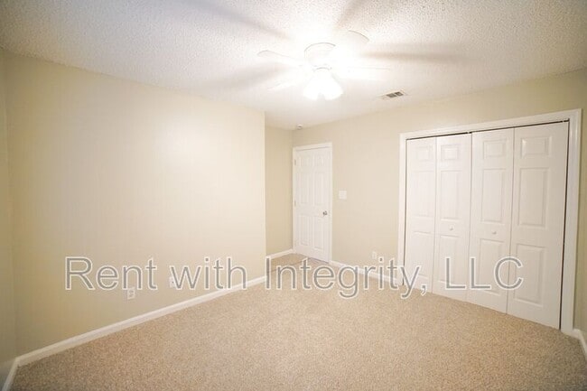 Building Photo - 1100 Greentree Ct