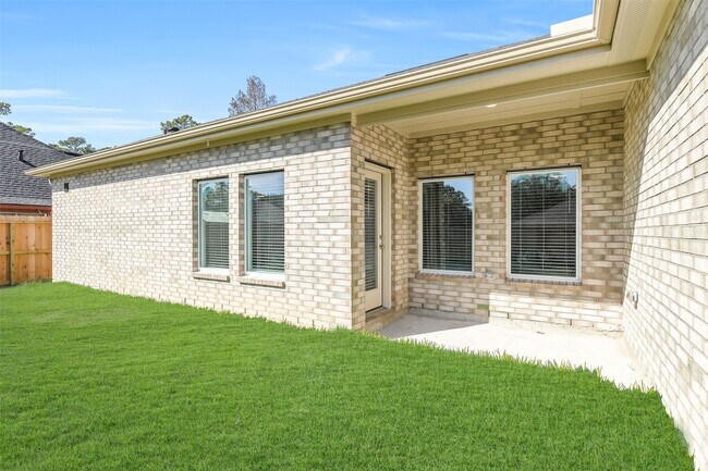 Building Photo - 13610 Pine Dr