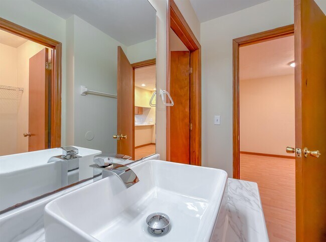 Building Photo - 1104 Greentree Ct