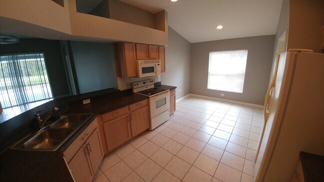 Building Photo - **$750 off 2nd months rent!!**   HUGE 2000 SQFT/4 Bed/2 bath/2 car garage with TONS of upgrades, ...