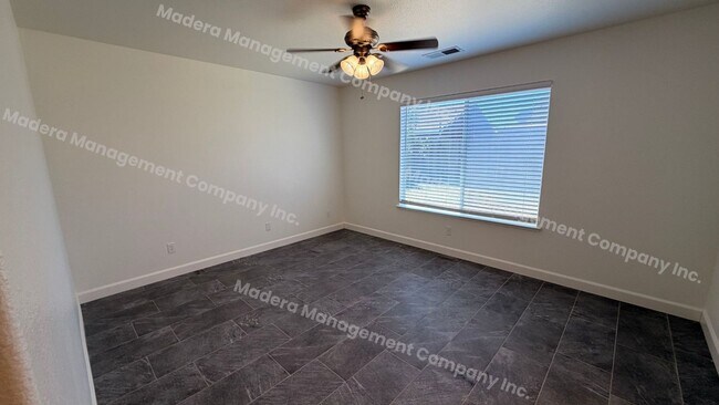 Building Photo - 4 Bed/ 2 Bath Available Now!