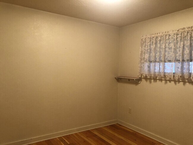 Building Photo - Charming 2-Bed, 1-Bath Hamilton Home with ...