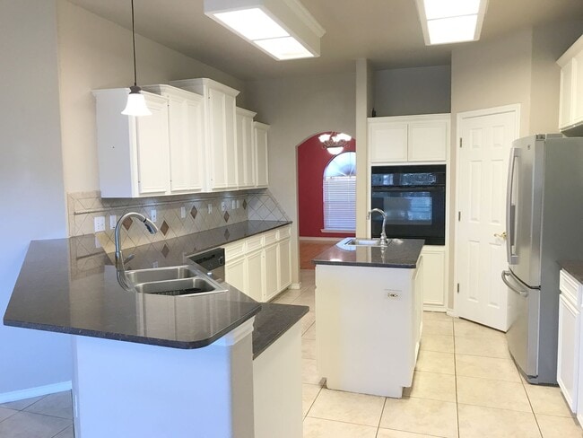 Building Photo - 15313 Guadalupe River Dr