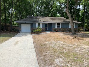 Building Photo - Adorable 3/2 on large corner lot