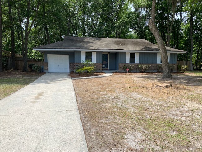 Building Photo - Adorable 3/2 on large corner lot