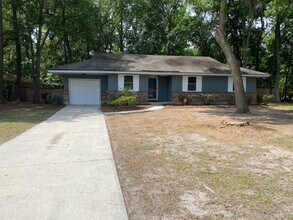 Building Photo - Adorable 3/2 on large corner lot