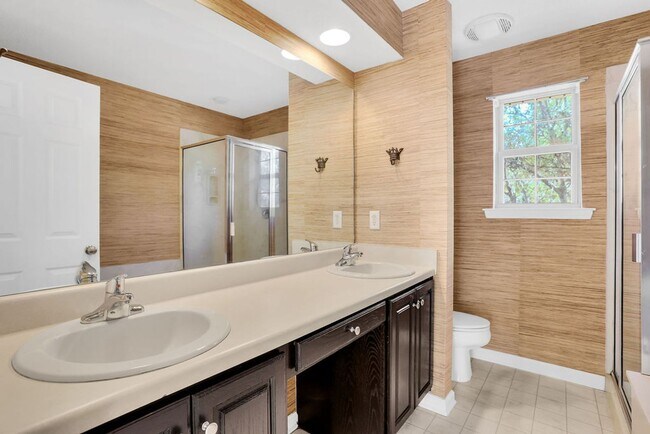 Building Photo - 3 bedroom 2.5 bath townhome in Carriage Sq...