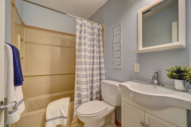 Building Photo - Fabulous 4-Bedroom Great Neck Home Ready 0...