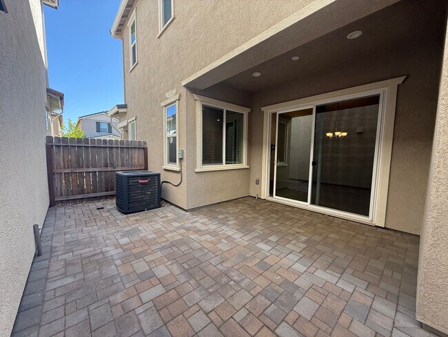 Building Photo - Spacious 3 bed 2.5 bath available in North...
