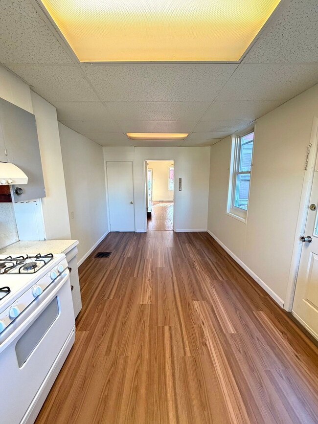 Building Photo - 631 E Madison St