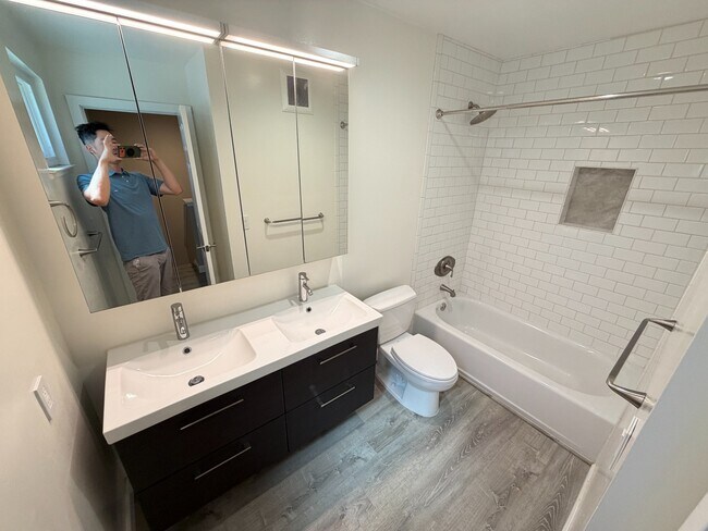 Building Photo - Spacious 2-Bedroom Townhouse with Private Patio