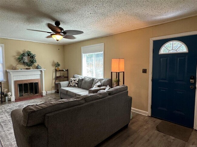 Building Photo - 2331 Woodlawn St