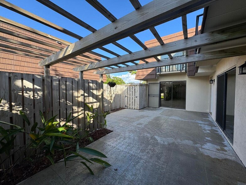 Building Photo - 1620 16th Ln