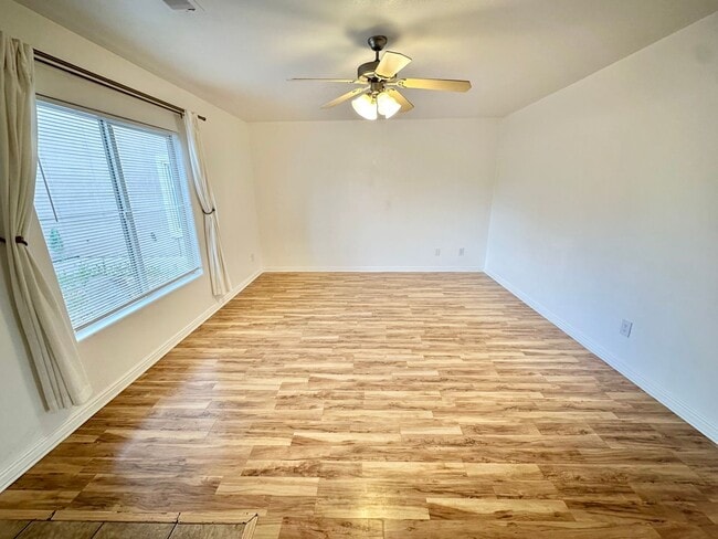 Building Photo - 3 Bedroom End Unit Townhome!