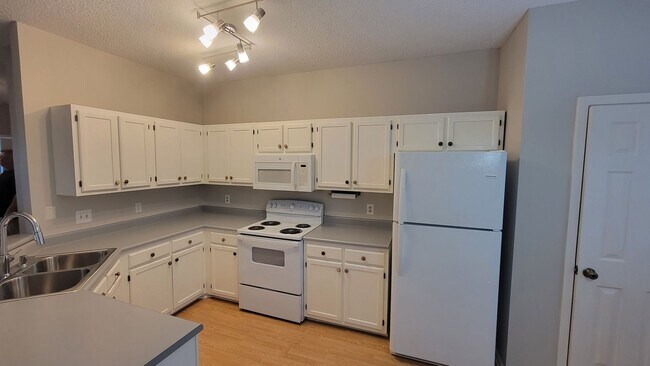 Building Photo - 328 Glencoe Dr