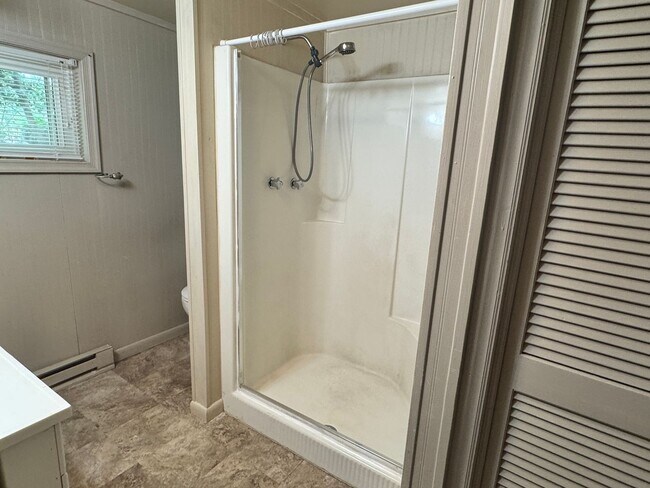 Building Photo - Spacious 1 Bedroom Apartment - Will keep you cool this summer!