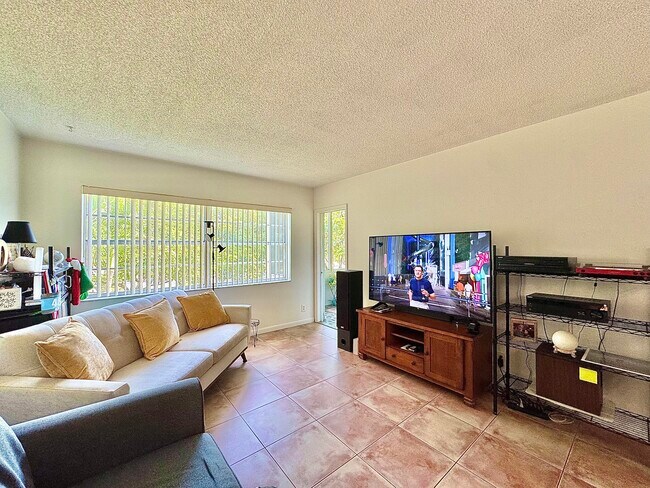 Building Photo - 5181 W Oakland Park Blvd