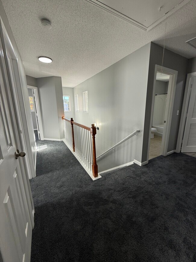 Building Photo - 721 Pebblestone Dr