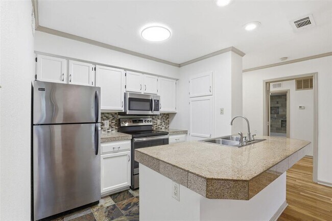 Building Photo - 8888 Tallwood Dr