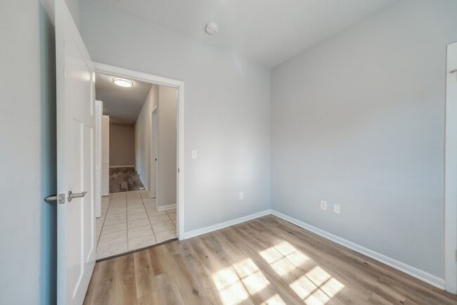 Building Photo - 3 BED, 1.5 BATH DUPLEX IN TUSCOLA