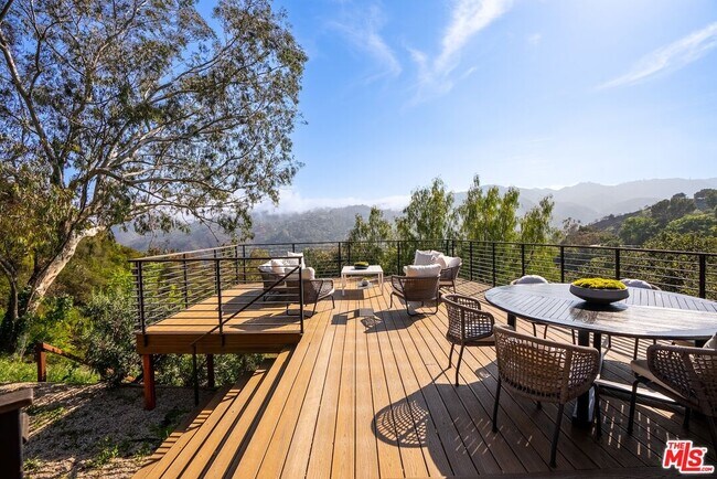 Building Photo - 21338 Colina Dr