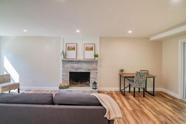 Building Photo - 11 Chatham St