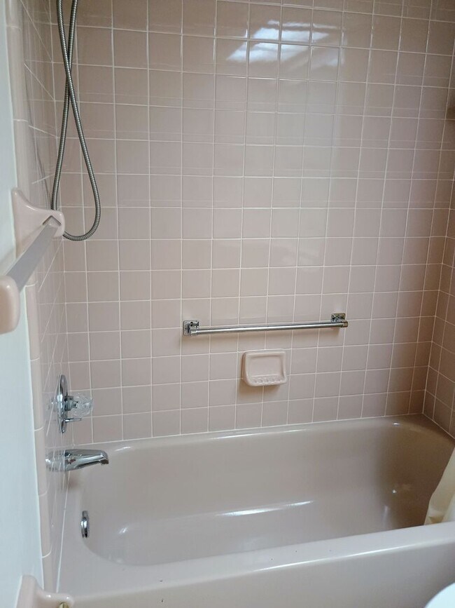 Building Photo - 2 bedroom 2 bathroom Large House for rent ...