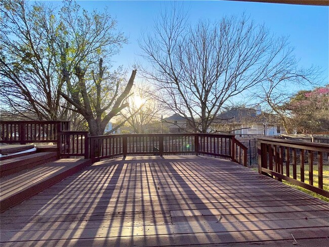 Building Photo - 2219 Speidel Dr
