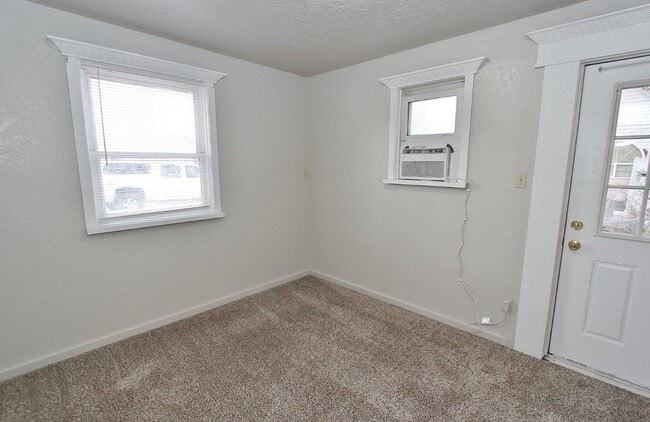 Building Photo - 815 E 1st St