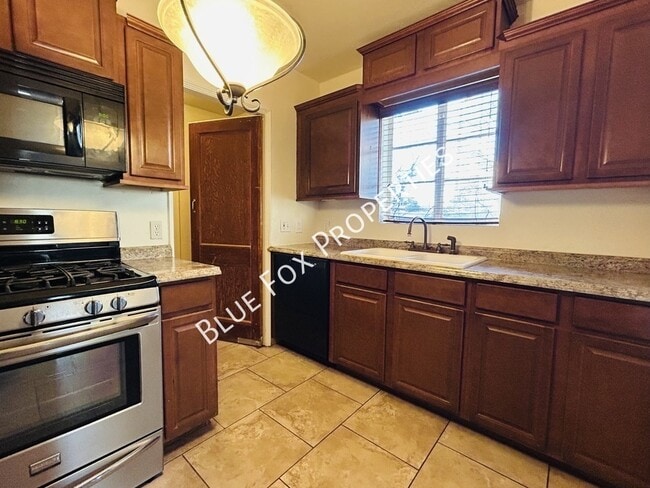 Building Photo - 3021 E Linden St